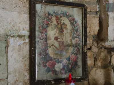 Alla destra della nicchia c'� un quadro raffigurante san Michele: � stato donato da un fedele che lo ha calato da una finestra con una corda senza alcun preavviso